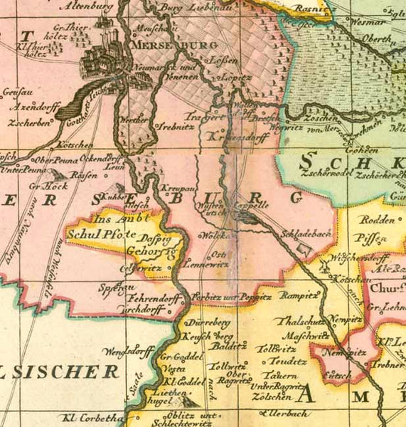 "Accurate Geometrischer General Ris des Stiffts Merseburg"

&nbsp;Germany, Alemania, Merseburg, Sachsen-Anhalt

For a 30% discount enter MAPS30 at chekout&nbsp;

Wunderschön altkolorierte Kupferstichkarte

von Petrus Schenk jr. (1693-1775)

Amsterdam, datiert 1745

Sehr detaillierte und dekorative Karte des südlichen Teils von Sachsen-Anhalt mit dem Verlauf der Saale von Dalitz bis Halle und der Gegend um Leipzig.

Links unten barocke Titelkartusche.