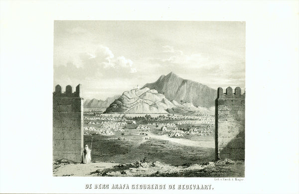 "De Berg Arafa Gedourende de Bedevaart" (the Arafa mountain during a pilgrimage)  Arafa (also Arafat) lies ca 20km from Mecca. Pilgrims stop here on the 9th day of the pilgrimage (Hadjj). "This 70m high hill is known as the Mount of Mercy. Mohammed delivered his farwell sermon here. The pilgrims spend a whole day on Arafa (Arafat) to ask Allah for forgiveness and to pray for strength and holiness in the future. The rituals end at sunset.  On this lithograph are many tents for the pilgrims. Nowdays as many a